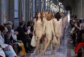 フランス・パリのルーブル美術館（Musee du Louvre）で発表された「サルヴァトーレ フェラガモ（Salvatore Ferragamo）」の13年クルーズ・コレクション。（2012年6月12日撮影）。（c）AFP/FRANCOIS GUILLOT