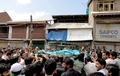 インド・スリナガル（Srinagar）郊外で、抗議デモ中に死亡した男性。葬儀のために運ばれる遺体（2010年9月13日撮影）。(c)AFP