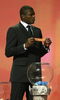抽選会に参加する元フランス代表のマルセロ・デサイー（Marcel Desailly）氏。(c)AFP/ALEXANDER JOE