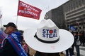 米ワシントンに集結したドナルド・トランプ大統領の支持者（2021年1月5日撮影）。(c)SAUL LOEB / AFP