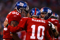 第1Qにタッチダウンを決めチームメイトのイーライ・マニング（%%Eli Manning%%、中央）やショーン・オハラ（%%Shaun O&apos;Hara%%、右）と歓喜するジャイアンツのジェレミー・ショッキー（%%Jeremy Shockey%%）。(c)AFP/Getty Images Al Bello