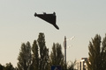 ウクライナ・キーウ上空を飛行する無人機（2022年10月17日撮影）。(c)Yasuyoshi CHIBA / AFP