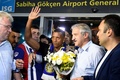 イスタンブールに到着し、空港でフェネルバフチェのファンに出迎えられるナニ（2015年7月5日撮影）。(c)AFP/OZAN KOSE