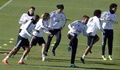 バルデベバス（Valdebebas）のトレーニング施設で練習に臨むレアル・マドリード（Real Madrid）の（左から）ギャレス・ベイル（Gareth Bale）、カリム・ベンゼマ（Karim Benzema）、ルカ・モドリッチ（Luka Modric）、クリスティアーノ・ロナウド（Cristiano Ronaldo）、アルバロ・アルベロア（Alvaro Arbeloa）、マルセロ（Marcelo Vieira Da Silva Junior）、ペペ（Pepe、2013年11月22日撮影）。(c)AFP/GERARD JULIEN