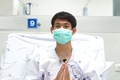 タイ北部の洞窟から救出され、チェンライの病院で治療を受ける少年。タイ保健省公開の映像より（2018年7月14日公開）。(c)AFP PHOTO /Ministry of Health / Chiang Rai Prachanukroh Hospital