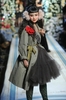 ニューヨーク市内ピエール ホテル（The Pierre Hotel）で開催された「ランバン フォー H&amp;M（Lanvin for H&amp;M）」のオートクチュール・ファッションショー（2010年11月18日撮影）。（c）AFP/Getty Images/Jamie McCarthy