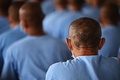 タイのチョンブリ中央刑務所で新型コロナウイルスのワクチン接種を受け、副反応の有無を観察するため待機させられる受刑者ら（2021年6月25日撮影）。(c)Lillian SUWANRUMPHA / AFP
