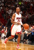 13-14NBA、マイアミ・ヒート（Miami Heat）対ヒューストン・ロケッツ（Houston Rockets）。ドリブルでボールを運ぶマイアミ・ヒートのレイ・アレン（Ray Allen、2014年3月16日撮影）。(c)AFP/Getty Images/NBAE/Issac Baldizon