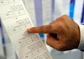 イラクのシーア派聖地ナジャフで、連邦議会選の集票作業に当たる選管当局者（2018年5月13日撮影）。(c)AFP PHOTO / Haidar HAMDANI