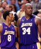 1999-2000シーズンのNBAファイナルに出場したロサンゼルス・レイカーズのシャキール・オニール（左）とコービー・ブライアント（2000年6月14日撮影）。(c)AFP/John RUTHROFF
