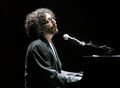 2007年11月22日、ウルグアイの首都モンテビデオ（Montevideo）にあるソリス劇場（Solis Theatre）でコンサートを開催し、パフォーマンスを披露するアルゼンチン人ミュージシャンのフィト・パエス（%%Fito Paez%%）。(c)AFP/Pablo PORCIUNCULA