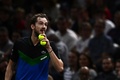 男子テニス、パリ・マスターズ、シングルス2回戦。口に指を当てるダニール・メドベージェフ（2023年11月1日撮影）。(c)JULIEN DE ROSA / AFP