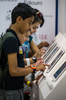 ブラジルのサンパウロ（Sao Paulo）で、書籍の国際見本市「サンパウロ国際ブックフェア（International Book Fair Sao Paulo）」が開催中だ。世界各国から480の出版社が参加。開催期間は19日までで、8万人の来場を見込む。

写真は、会場でタブレット端末で本を読む学生たち（2012年8月13日撮影）。(c)AFP/Yasuyoshi CHIBA