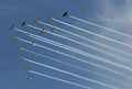 米ウィスコンシン（Wisconsin）州オシュコシュ（Oshkosh）で28日、エクスペリメンタル航空機協会（Experimental Aircraft Association）が主催する毎年恒例の航空ショーが開催された。写真は、編隊を組んで飛行する第二次世界大戦時の飛行機「warbirds」（2009年7月28日撮影）。(c)AFP/Getty Images/Jonathan Daniel