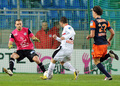 サッカーフランスリーグ杯2012-13（French League Cup 2012-13）は28日、準々決勝が各地で行われ、ニース（OGC Nice）は2-3でモンペリエ（Montpellier HSC）に敗れた。

ゴールを決めるニースのアレクシ・ボセッティ（Alexy Bosetti、中央、2012年11月28日撮影）。(c)AFP/PASCAL GUYOT