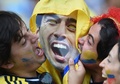 サッカーW杯ブラジル大会（2014 World Cup）決勝トーナメント1回戦、コロンビア対ウルグアイ。ルイス・スアレス（Luis Suarez）のお面にかみつくファン（2014年6月28日撮影）。(c)AFP/EITAN ABRAMOVICH