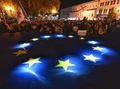 ジョージアの議会選挙に先立ち、EUの旗を照らすデモ参加者。首都トビリシで（2024年10月20日撮影）。(c)Vano SHLAMOV / AFP