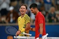パリ五輪、テニス男子シングルス1回戦。試合後に笑顔を交わすセルビアのノバク・ジョコビッチ（右）とオーストラリアのマシュー・エブデン（2024年7月27日撮影）。(c)PATRICIA DE MELO MOREIRA / AFP