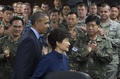 韓国の首都ソウル（Seoul）の竜山（Yongsan）基地を朴槿恵（パク・クネ、Park Geun-Hye）大統領（手前左から2人目）と共に訪問したバラク・オバマ（Barack Obama）米大統領（手前左、2014年4月26日撮影）。(c)AFP/Jim WATSON