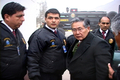 ペルーの首都リマ（Lima）で国際刑事警察機構（Interpol）職員に付き添われ、警察庁に連行されるアルベルト・フジモリ（Alberto Fujimori）元大統領（2007年9月22日撮影）。(c)AFP/CARETAS MAGAZINE