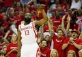 14-15NBAプレーオフ1回戦（7回戦制）、ヒューストン・ロケッツ対ダラス・マーベリックス。24得点11アシストを記録したヒューストン・ロケッツのジェームス・ハーデン（2015年4月18日撮影）。(c)AFP/Getty Images/Scott Halleran