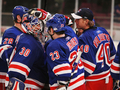 チームメイトと共に勝利を喜ぶレンジャーズのゴーリー、ヘンリク・ランドクウィスト（%%Henrik Lundqvist%%、左）。(c)AFP/Getty Images Al Bello