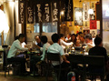 神奈川県横浜市にある居酒屋で、仕事を終えた後に酒を飲むサラリーマンたち（2014年10月3日撮影）。(c)AFP/Yoshikazu TSUNO 