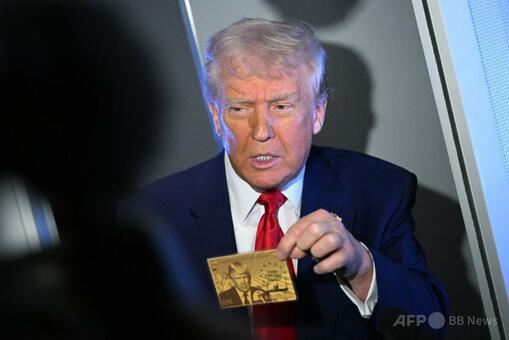 トランプ氏、居住許可証「ゴールドカード」の試作品公表 7.3億円で販売