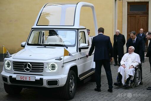 メルセデス・ベンツ、ローマ教皇に電動専用車を贈呈 写真6枚 国際