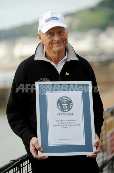70歳4か月の英男性、水泳による英仏海峡横断に成功 最高齢記録更新