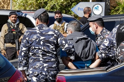 レバノン拘置所から69人脱走、44人逃亡中 看守と共謀？