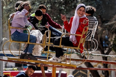 ラマダン明けの祝祭 遊具で祝うガザの子どもたち 