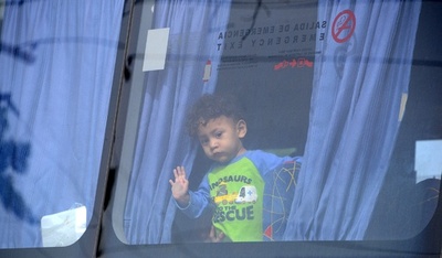 米南部で児童不法入国が急増、州知事「悲劇」を警告