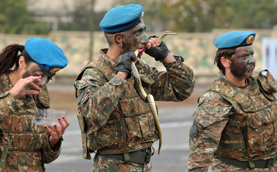 ヘビやカエルを生きたまま…アルメニア軍偵察部隊の訓練
