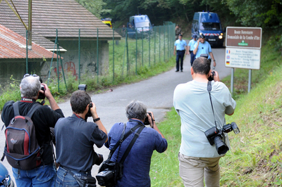 仏アルプスの村の銃撃事件、「暗殺のプロ」の犯行か
