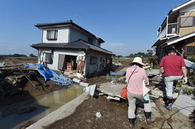 茨城県常総市の水害被災地、安倍首相が視察