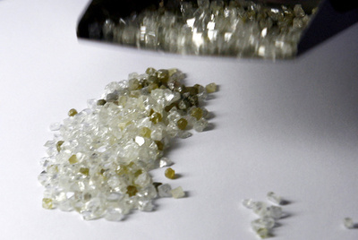 ダイヤ220個を丸呑み、密輸未遂で男を逮捕 南ア