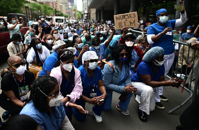 「人種差別のウイルスとも闘う」 ひざまずくNYの医療従事者たち