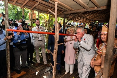 チャールズ英皇太子、ボルネオ島で吹き矢に挑戦