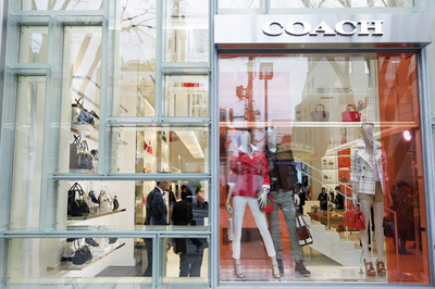 「コーチ」新クリエイティブ・ディレクターにスチュアート・ヴィヴァース