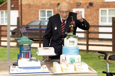 寄付40億円集めた英退役軍人、100歳の誕生日 祝福続々