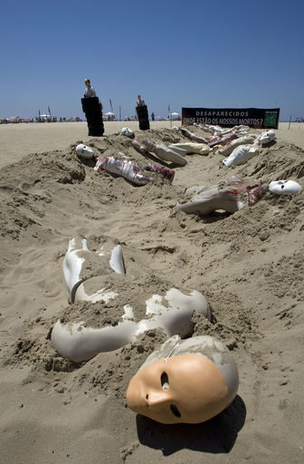 リオの海岸で暴力反対デモ