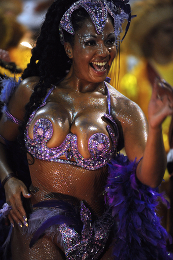 華麗でセクシー、今年も開幕 南米ウルグアイのカーニバル