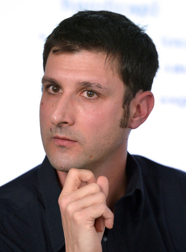 見た目はちょんまげ風、360度見渡せるヘルメット型装置 フランス