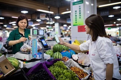 中国モバイル決済、手数料徴収へ