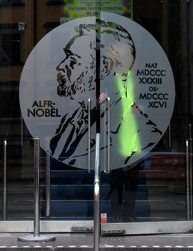 ノーベル文学賞選考機関の3人辞任 レイプ疑惑の関係者との癒着に抗議