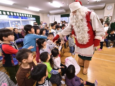 フィンランドからやって来たサンタクロース、都内の保育園を訪問
