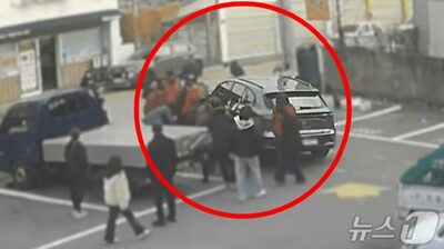 SUVの下敷きになった女性を救え…韓国・数十人が車を持ち上げた5分間