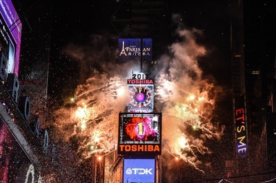 極寒と厳重警戒のタイムズスクエア、200万人が新年祝う 米NY