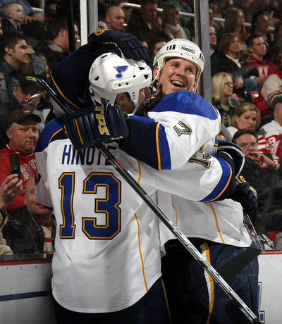 ブルース OTの末レッドウィングスに勝利